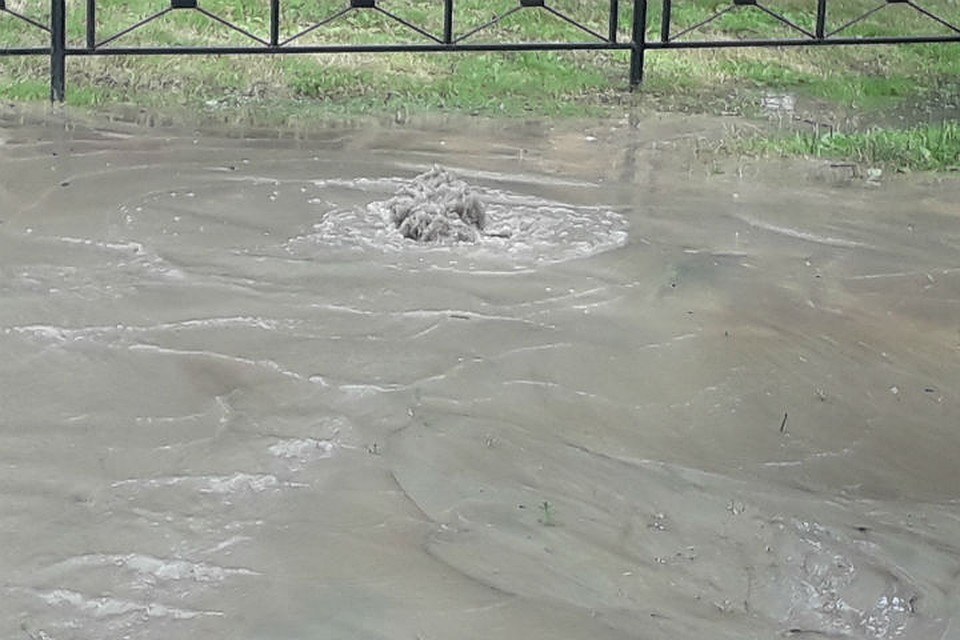 Мутной водой затопило Светлановский проспект