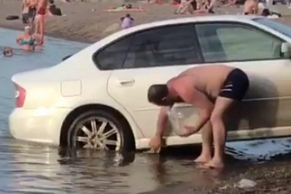 Автовладелец мыл машину рядом с купающимися детьми Фото: ЧП-Красноярск