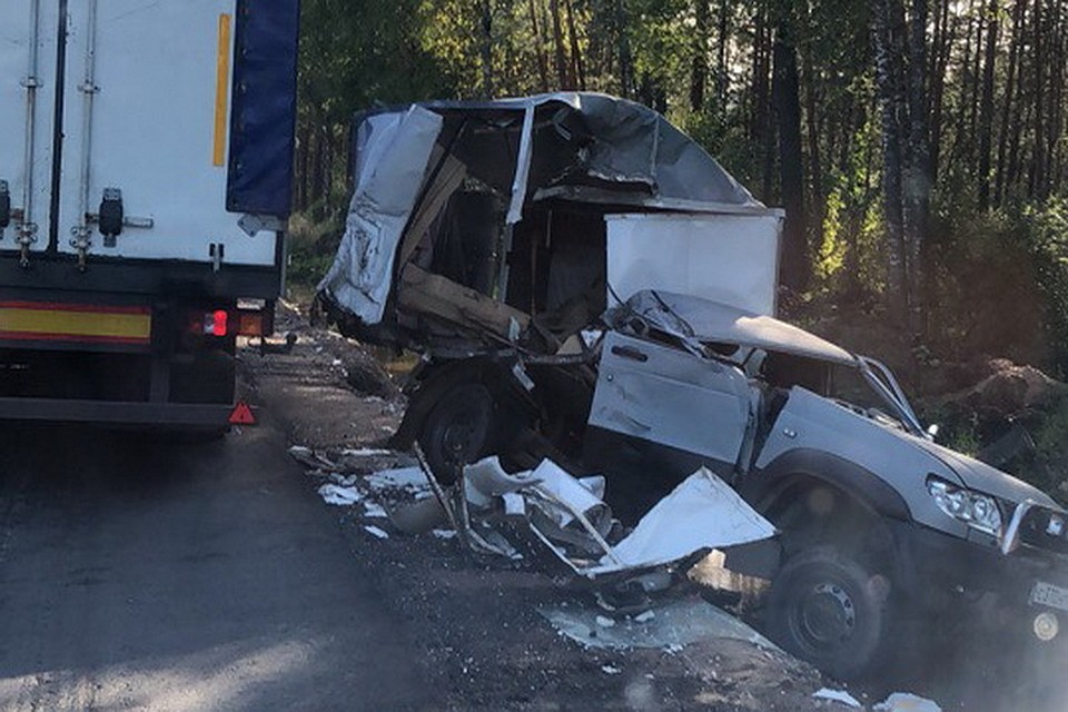 В пресс-службе ГУ МЧС России уточнили, что двоих пострадавших деблокировали из фуры. Фото: Алексей Гавриков.