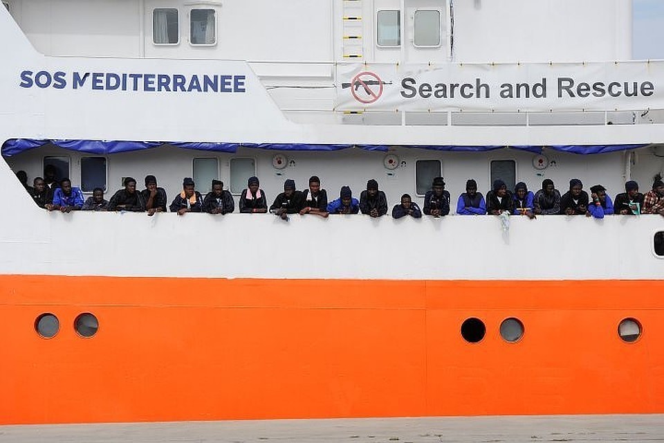 Шесть стран Евросоюза примут 141 беженца с судна Aquarius