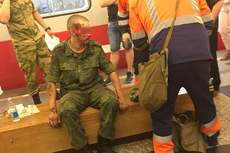 Очевидцы утверждают, что упал по собственной воле. Фото: Сообщество «ДТП и ЧП | Санкт-Петербург» в «ВКонтакте»