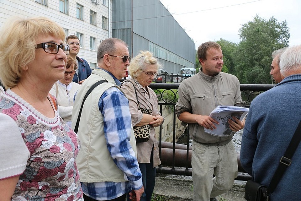Экскурсию для заводчан провел историк Евгений Бурденков. Фото: пресс-служба ВИЗ-Сталь