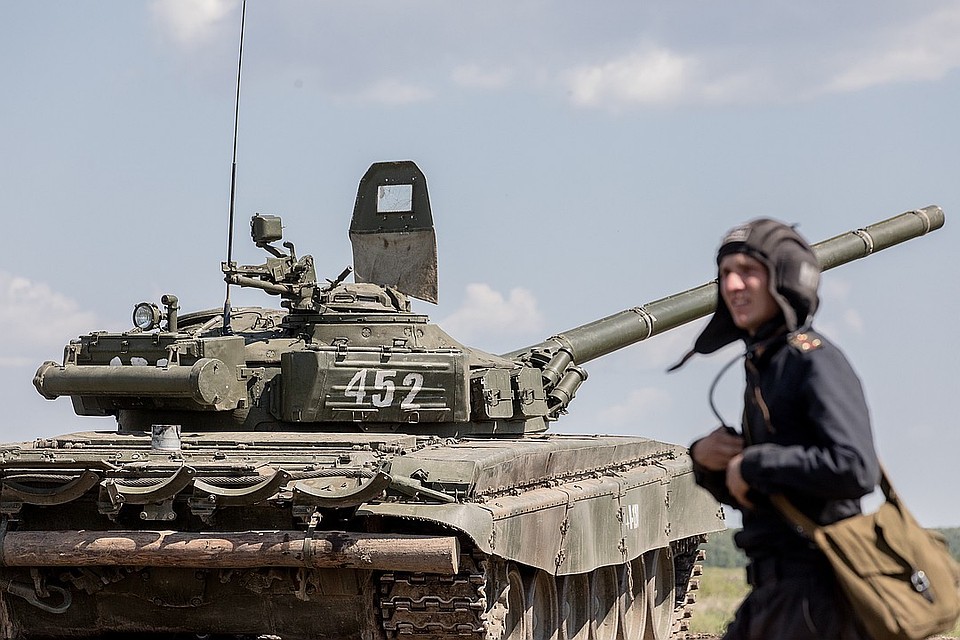 В учениях участвуют более тысячи единиц военной техники.