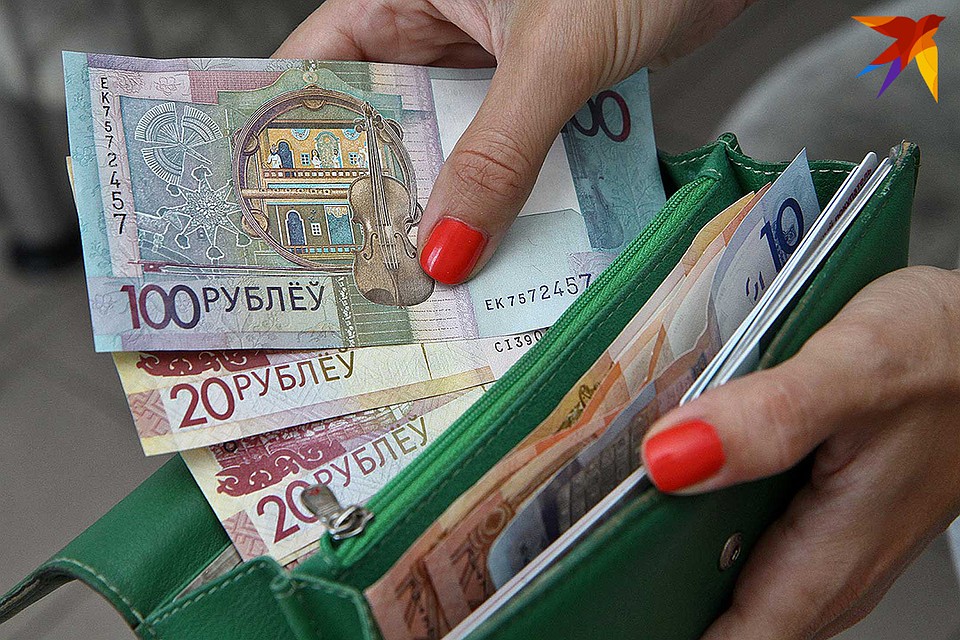 Больше половины белорусов получают зарплату ниже средней.