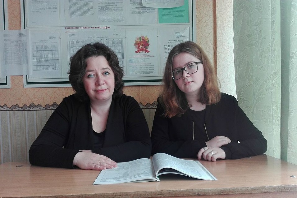 Анна Северинец: "Одна из лучших моих учениц, победитель республиканской олимпиады по русскому языку и одновременно моя старшая дочь Женя". Фото: личный архив.