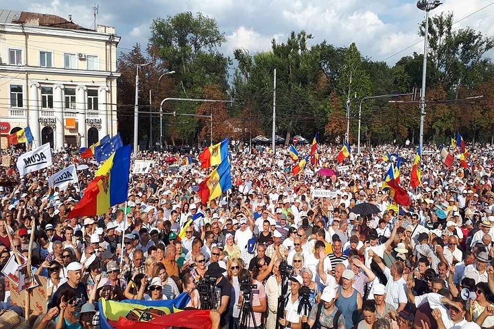 В центре Кишинева в воскресенье собрались самые разномастные оппозиционеры.