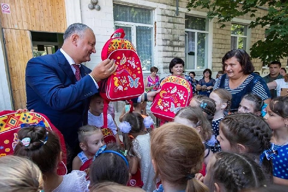 До 1 сентября школьные принадлежности получат все первоклассники Молдовы. Фото: пресс-служба президента