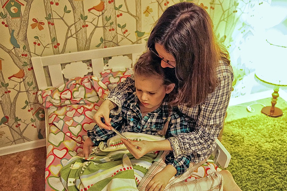 Заболевшему ребенку место дома, в тепле и заботе.