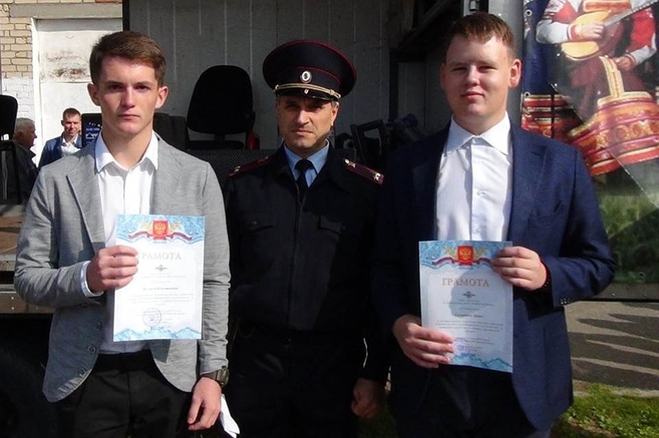 Старшеклассникам вручили благодарственные письма и порекомендовали после школы идти в силовики. Фото: ГУ МВД России по Челябинской области.