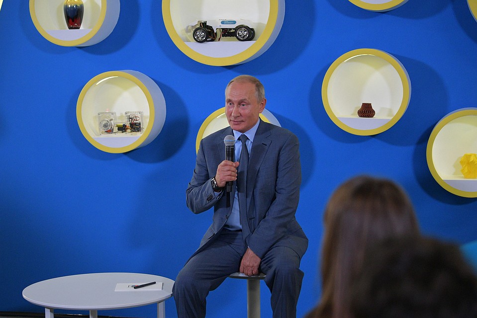 Президент РФ Владимир Путин во время встречи с победителями международных олимпиад 2017–2018 учебного года и их наставниками в рамках посещения образовательного центра "Сириус" в День знаний. Алексей Дружинин/пресс-служба президента РФ/ТАСС