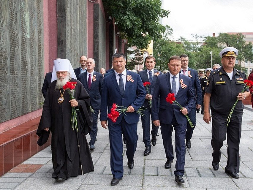 Митрополит Вениамин, Андрей Тарасенко, председатель приморского парламента Александр Ролик и другие официальные лица у мемориала "Боевая слава ТОФ". Фото: Primorsky.ru