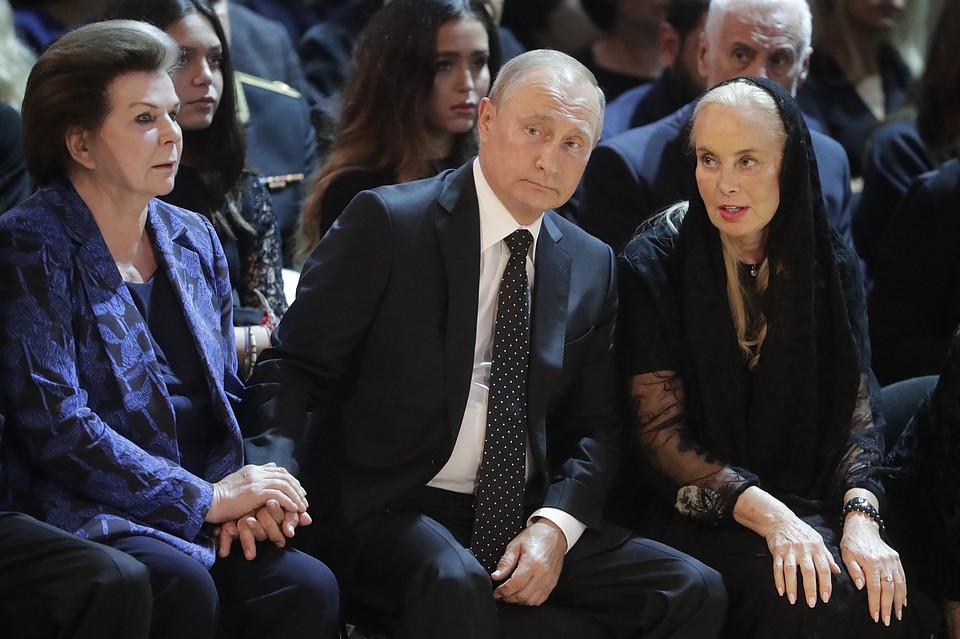Валентина Терешкова, президент России Владимир Путин и вдова Иосифа Кобзона Нелли Кобзон. Фото: Михаил Метцель/ТАСС