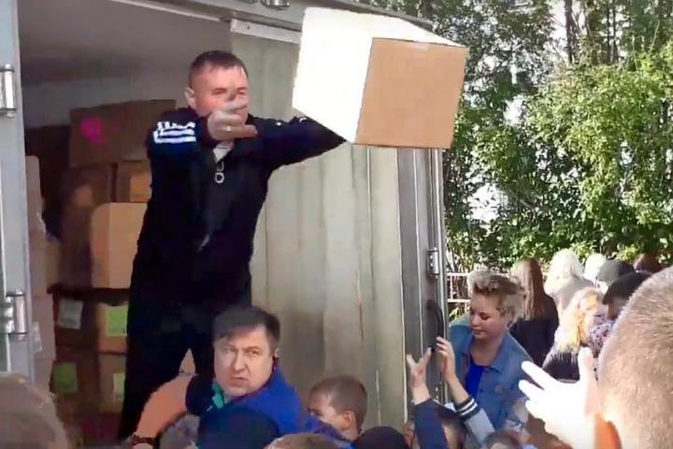 Раздача мороженого в Мурманске напоминала кормление голодных чаек на Ледовом озере. Коробки пришлось кидать прямо в толпу, благо они были легкими. Фото: vk.com/murmanskgroup