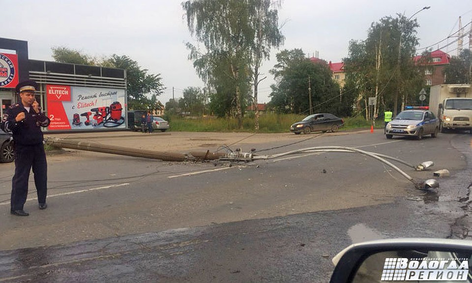 Сотрудники ГИБДД первыми прибыли на место ЧП Фото ИА "Вологда Регион"
