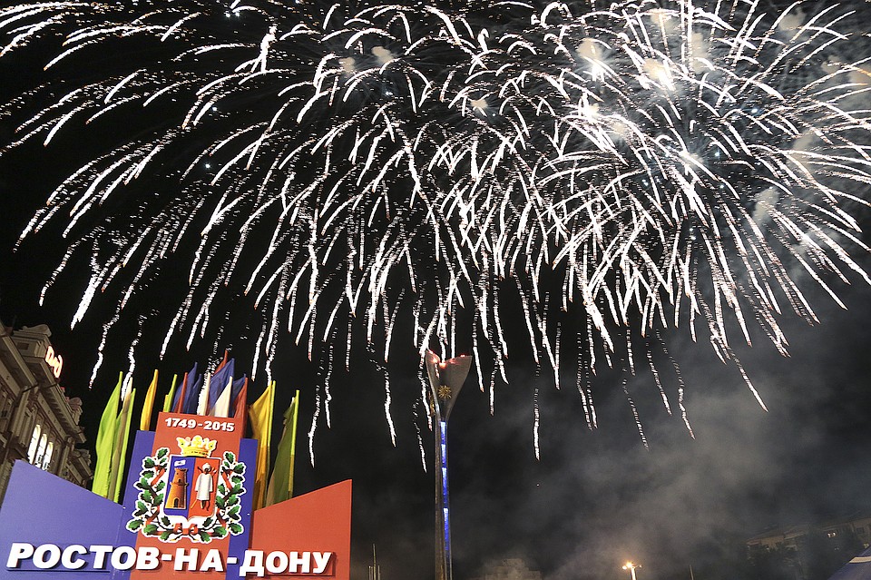 Праздничный салют в Ростове-на-Дону - впечатляющее зрелище