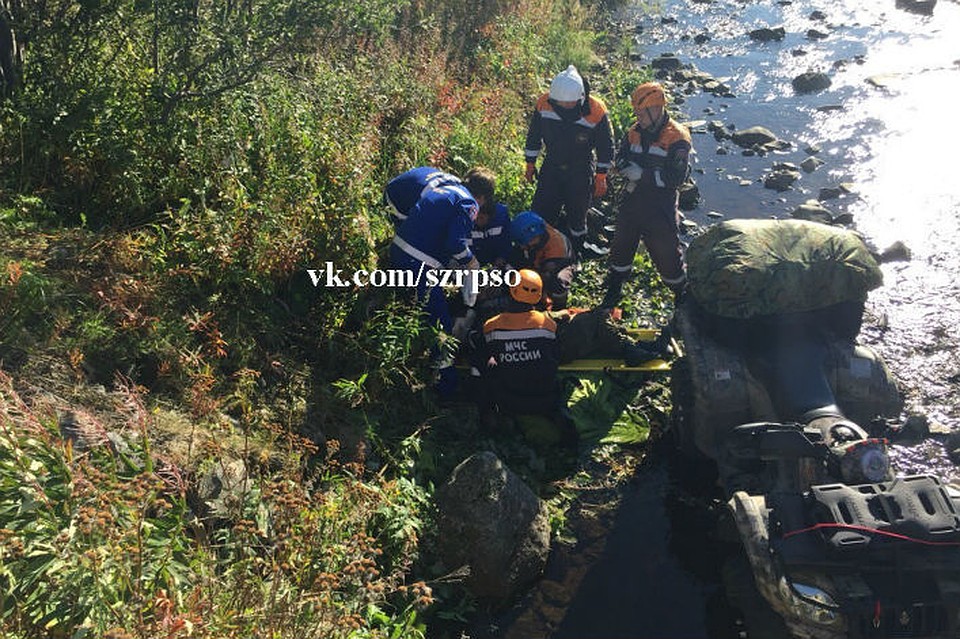 Квадроцикл упал в ручей, а водитель и пассажир получили травмы. Фото: vk.com/szrpso