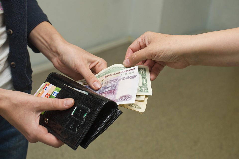 Взяточник требовал 300 тысяч рублей, а теперь сам заплатит более 2 миллионов