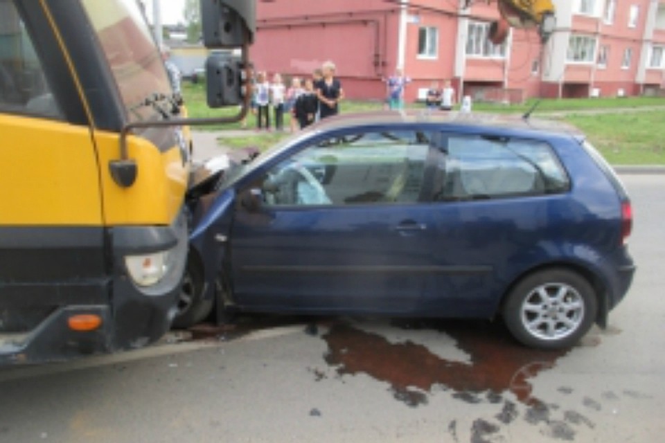 В Ярославле лоб в лоб столкнулись иномарка и автокран.