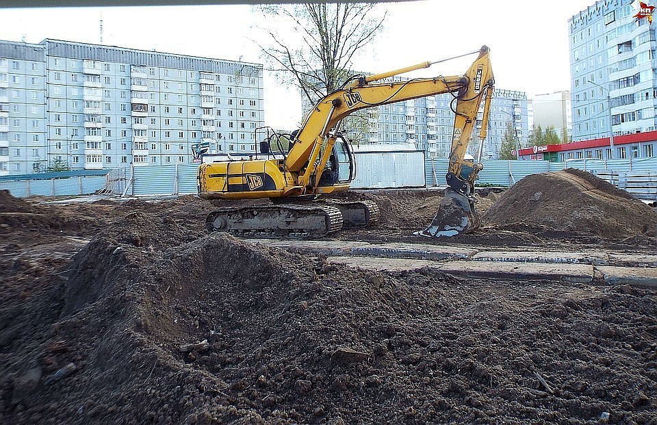 "Ассорти плюс" намеревалось оборудовать на спорном участке автостоянку, но в планы коммерсантов вмешались местные жители. Уже почти два года эта территория пустует.