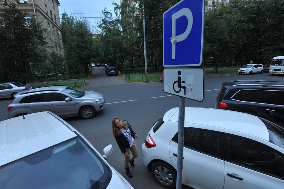 У инвалида далеко не всегда получается найти место для своего автомобиля.
