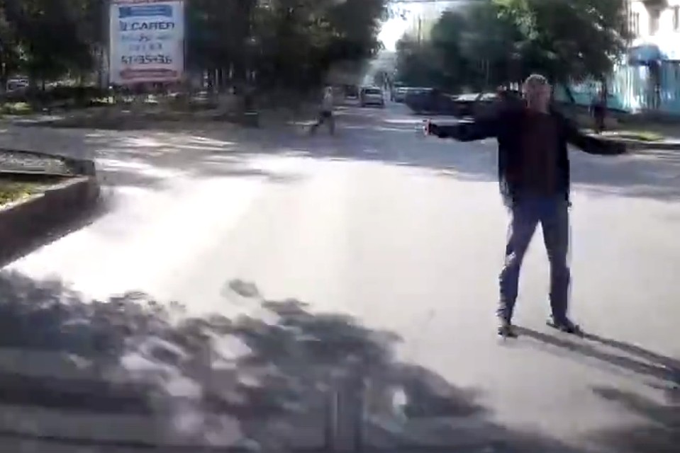 Пешеход, по всей видимости, стремился попасть под колеса автомобиля. Фото: скриншот с видео