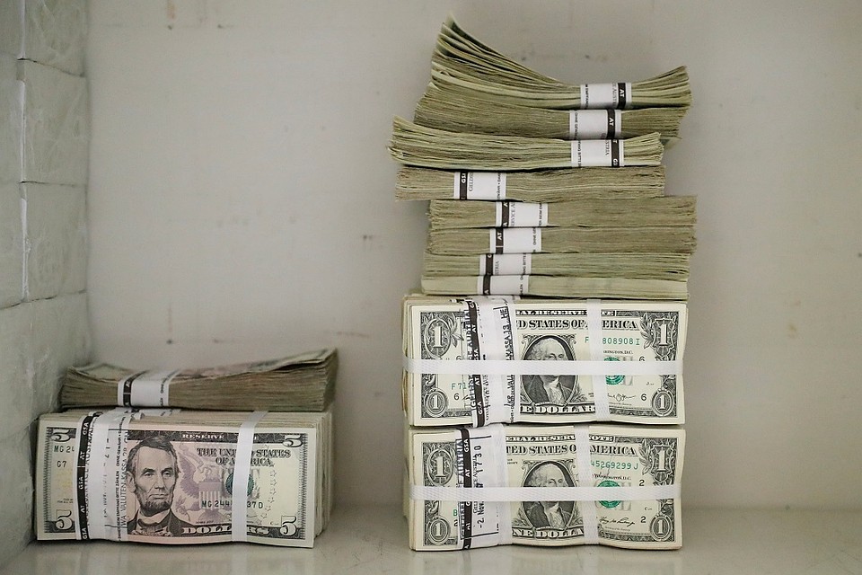 Минфин увеличит ежедневный объем покупок валюты в сентябре до 21,3 млрд рублей