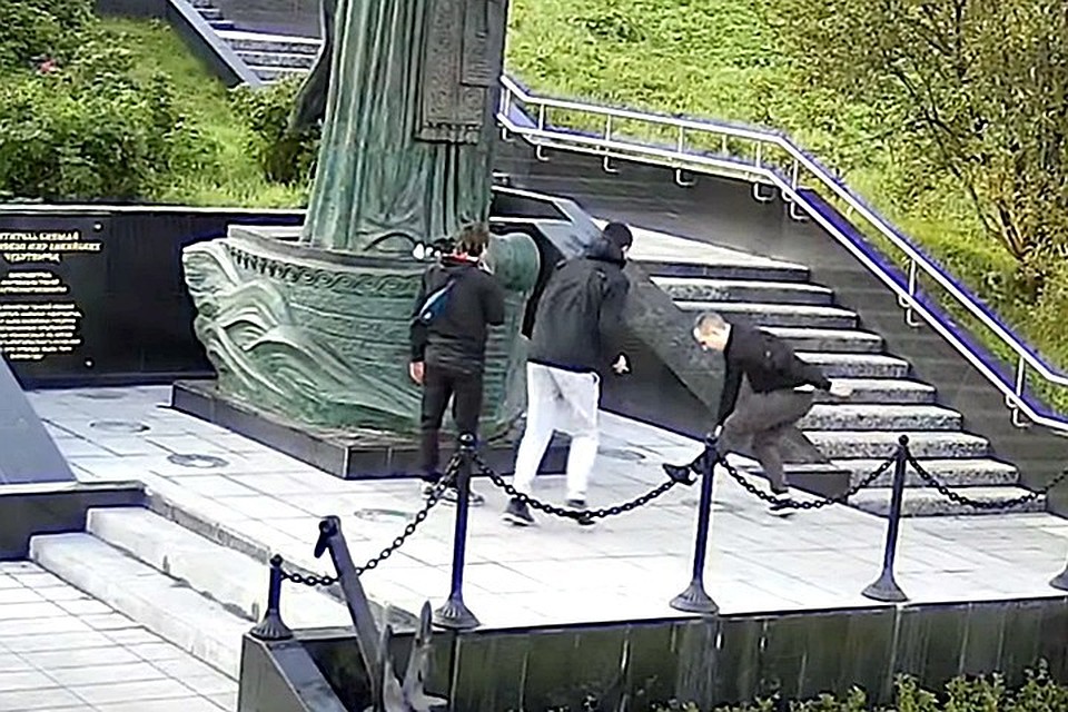 Большой театр «плачет» по таким талантливым танцорам. А между тем, камера видеонаблюдения снимает в 4K, поэтому лица хулиганов видны во всех подробностях. Фото: Мурманские городские парки и скверы