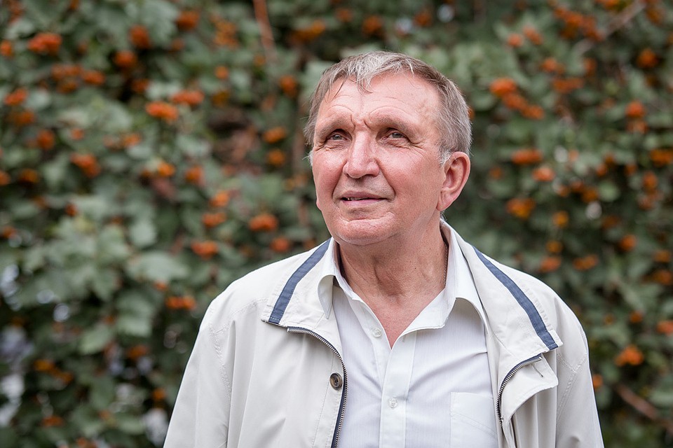 Нашему герою 71 год, но дома сидеть он не собирается.