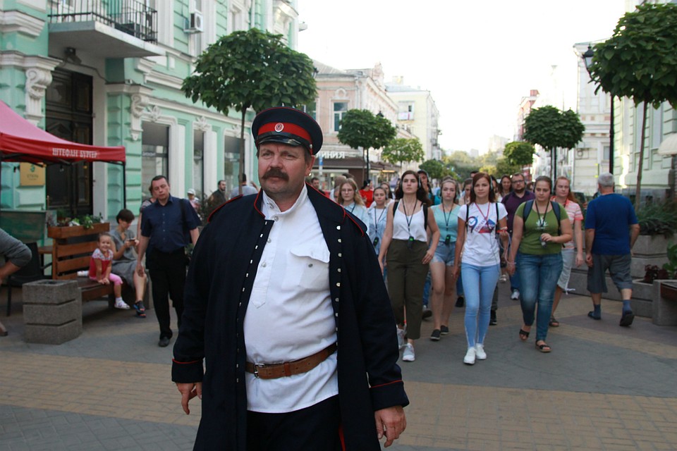 В спектакле участвуют костюмированные герои того времени, в которое зрителей забрасывает театрализованное действо. Фото: пресс-служба ИК РО.