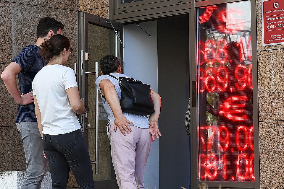В ближайшие два месяца российская валюта вряд ли отыграет потерянные позиции. ФОТО Максим Григорьев/ТАСС