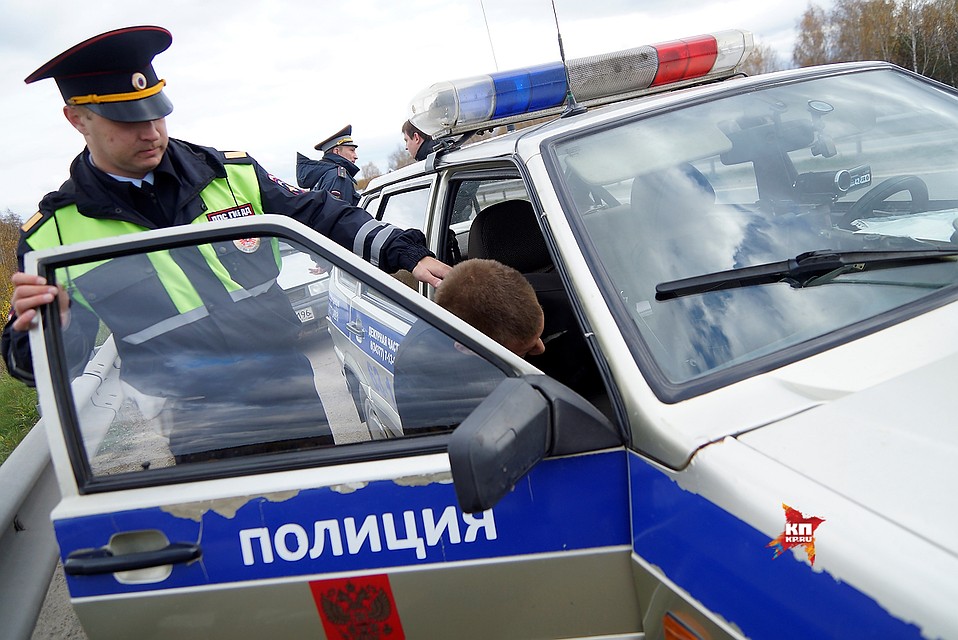 Полицейский сделал парням замечание - они переходили дорогу в неположенном месте
