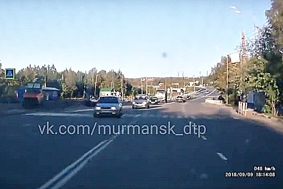 Женщина-пешеход из Мурманской области попала в аварию в Коле. Каждый из этих ударов грозил стать смертельным, но каким-то чудом все обошлось. Фото: Рашид Хисамутдинов