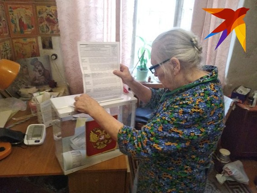 На дому голосуют те, кто не может дойти до участка - инвалиды, пожилые люди.