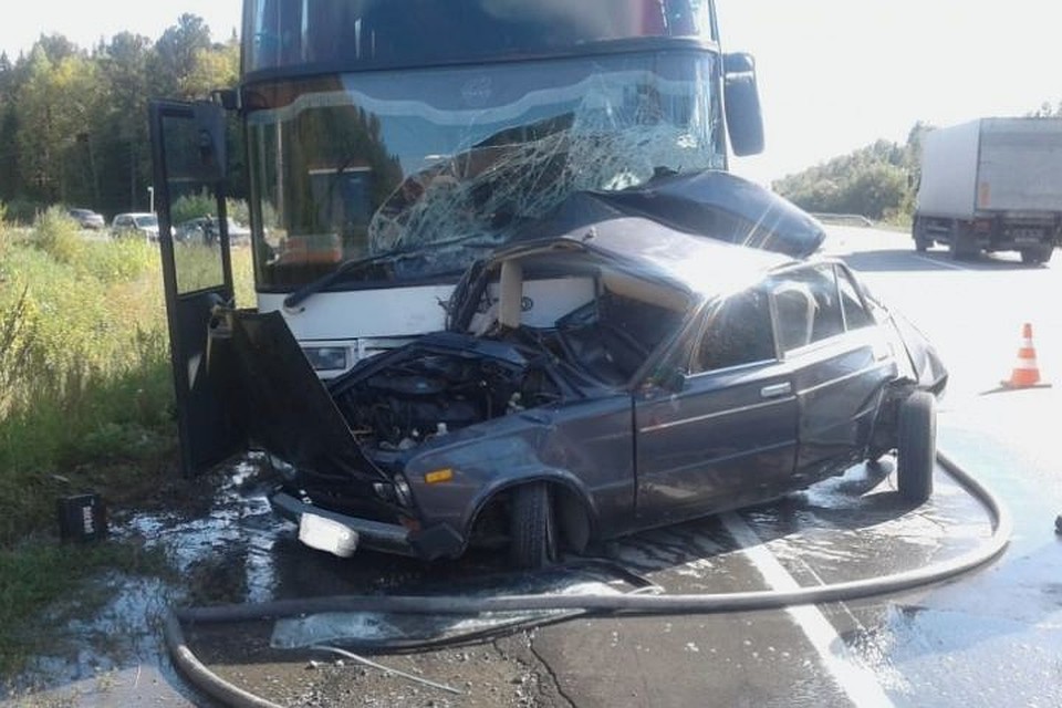 Ударом машину сильно смяло. Фото: УГИБДД по Свердловской области