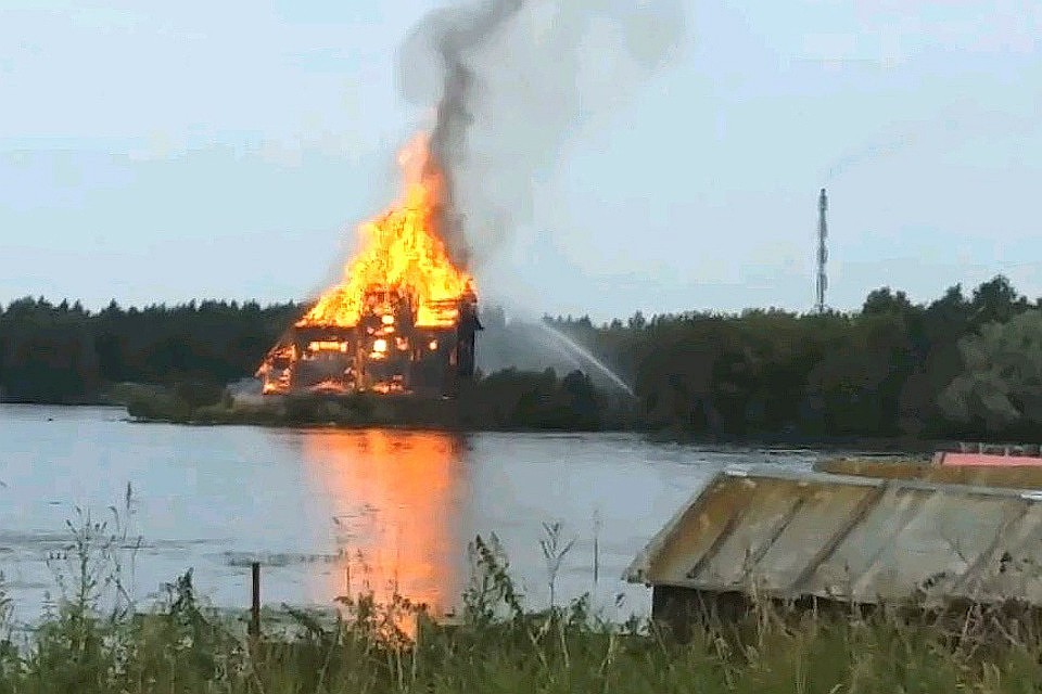 Церковь, сгоревшая дотла, была уникальной, ее охраняли на федеральном уровне. Фото: Скриншот