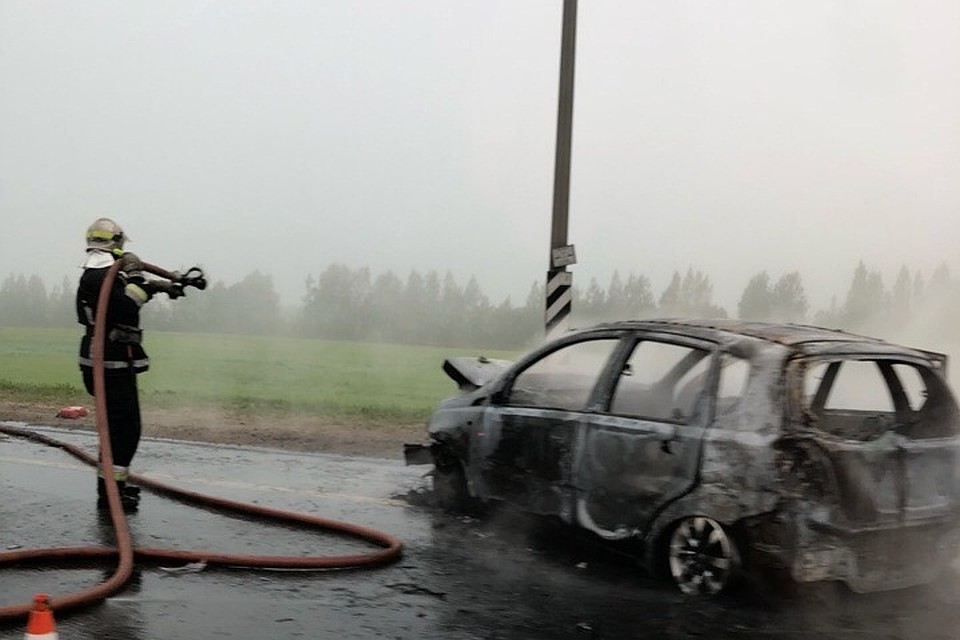 На Мурманской трассе под Петербургом сгорела иномарка. Фото: vk.com/spb_today