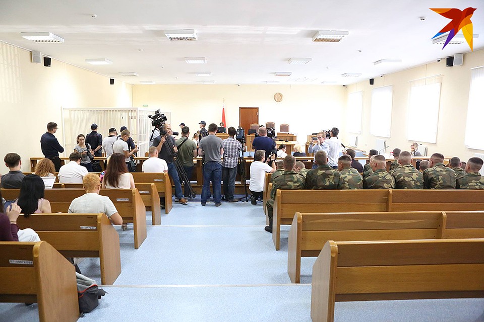 В суде начался допрос обвиняемых.