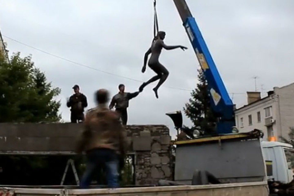 Бронзовых Адама и Еву отправили на чистку в Красноярске. Фото: Instagram Сергея ЕРЕМИНА.