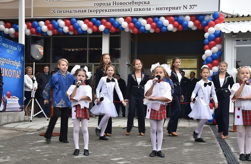 Открывали школу с песнями и плясками!