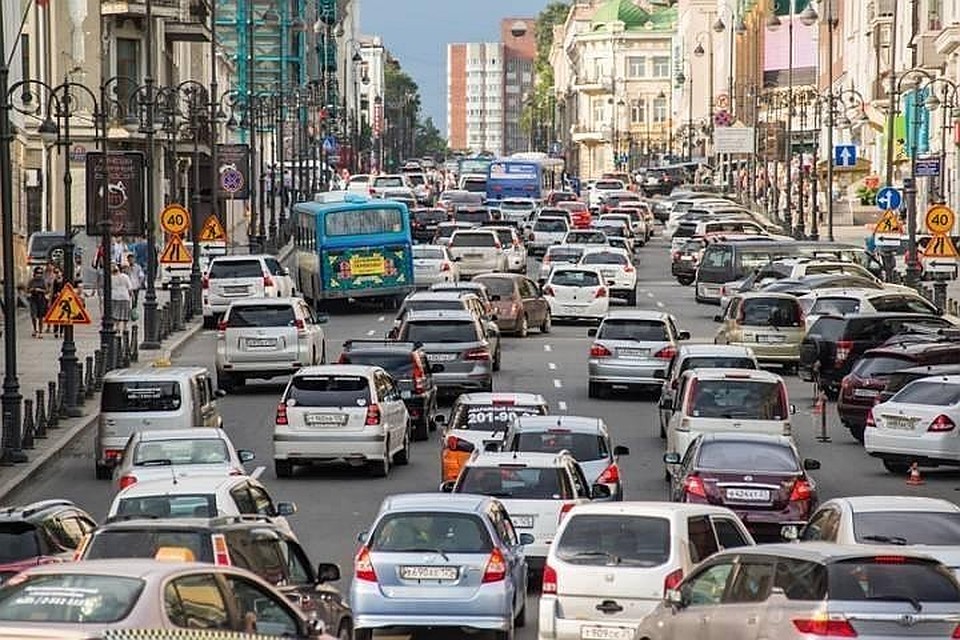 Крестный ход собрал пробки в центре Петербурга.