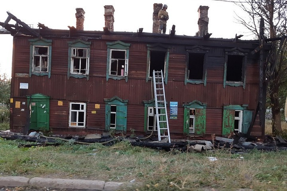 В центре Уфы загорелся деревянный барак