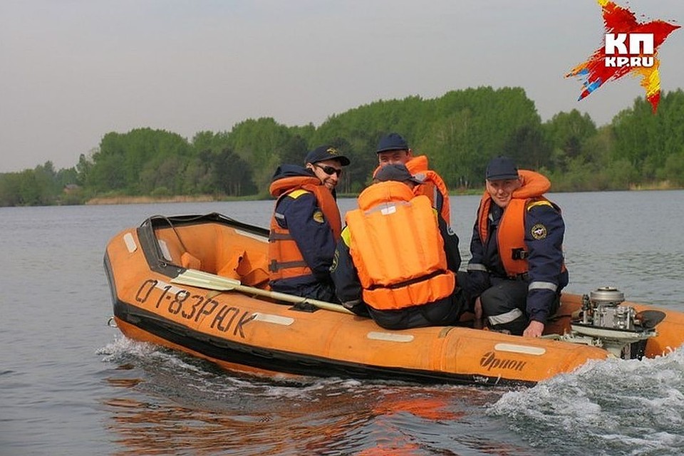 Мужчина катался утром на лодке и оказался в ледяной воде.
