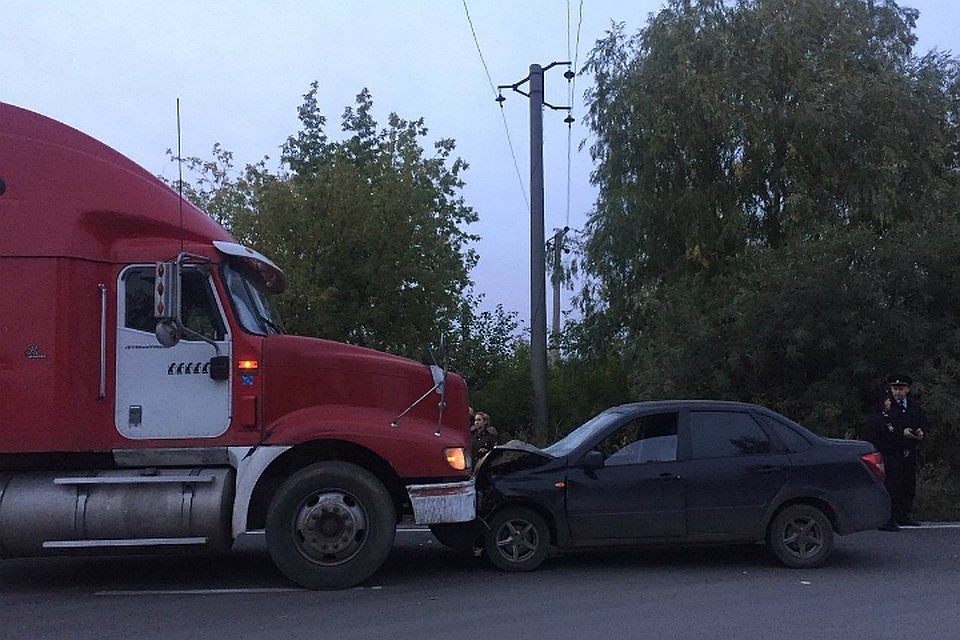 Водитель перегородил дорогу своей фурой, чтобы предполагаемый виновник ДТП не смог скрыться. Фото: пресс-служба УМВД по Омской области