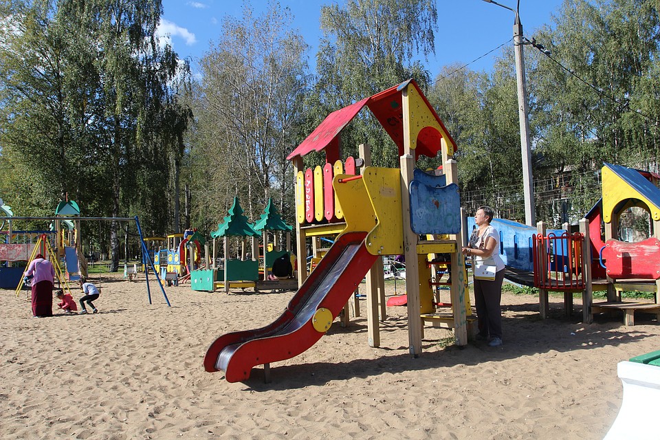 На эту детскую площадку прибежала окровавленная девочка
