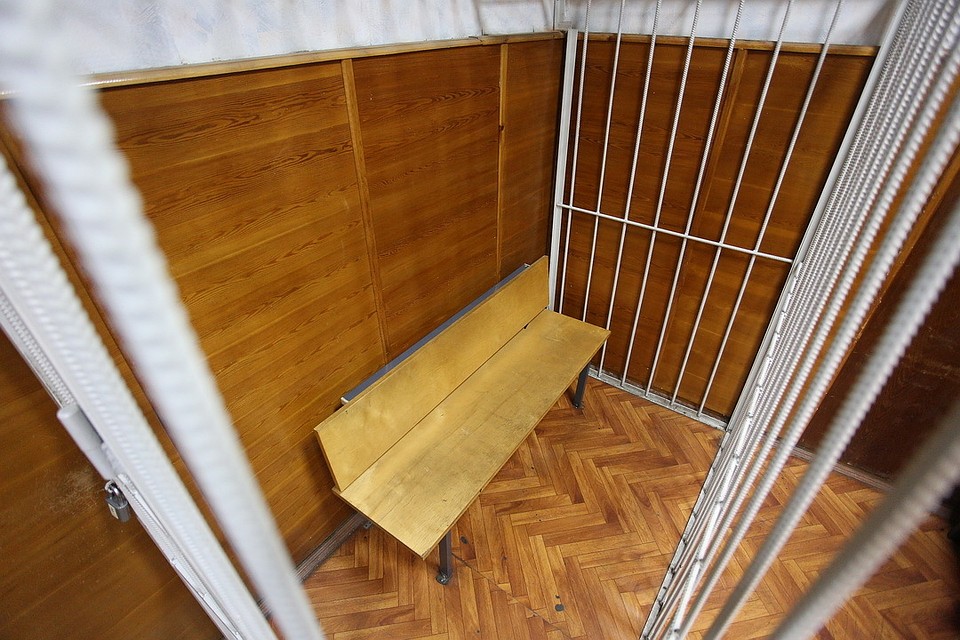 Мужчина знал, что бидоны ворованные, но всё равно продал их.