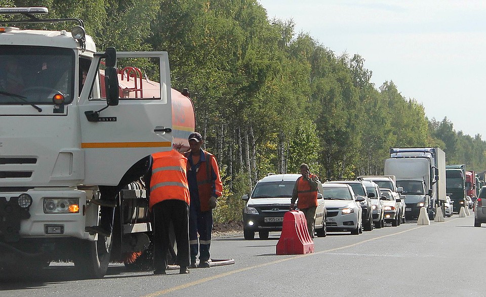Очередь из автомобилей в месте сужения движения на трассе М5 «Урал»