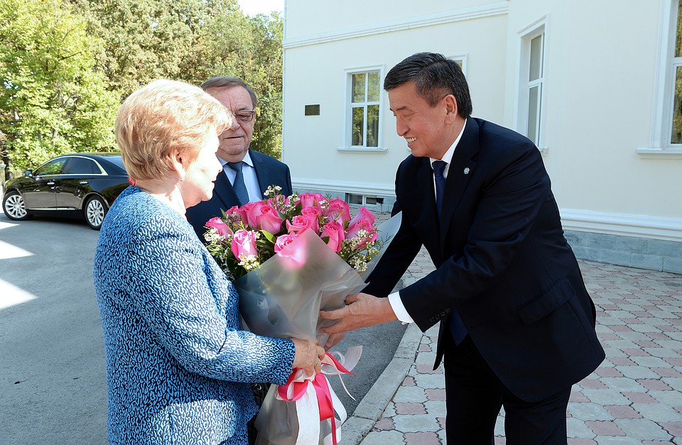 Президент Кыргызстана радушно встретил экс-первую леди России Наину Ельцину.