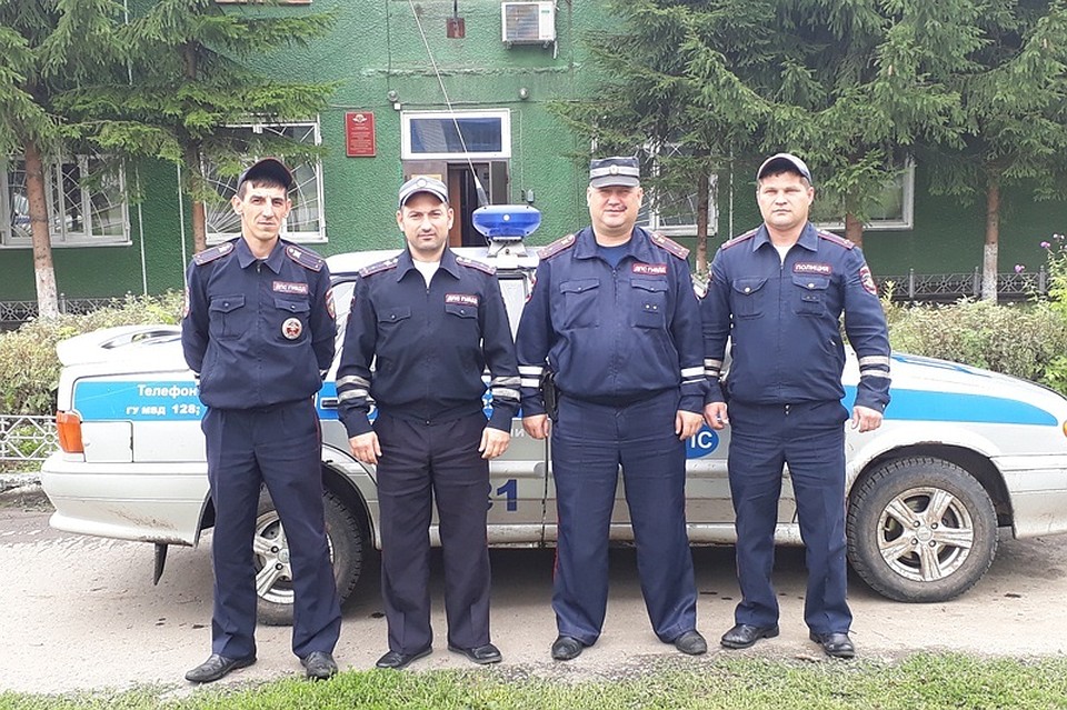 В селе Косиха сотрудники полиции, возвращаясь домой после рабочей смены, заметили на одной из улиц районного центра дым.