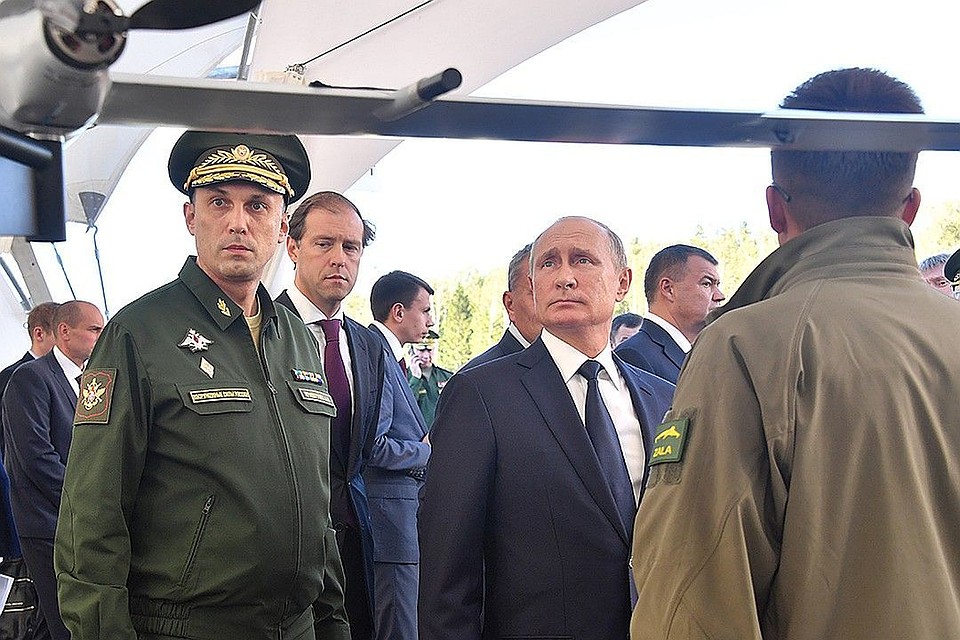 Путин призвал предприятия ВПК разрабатывать перспективные виды вооружений