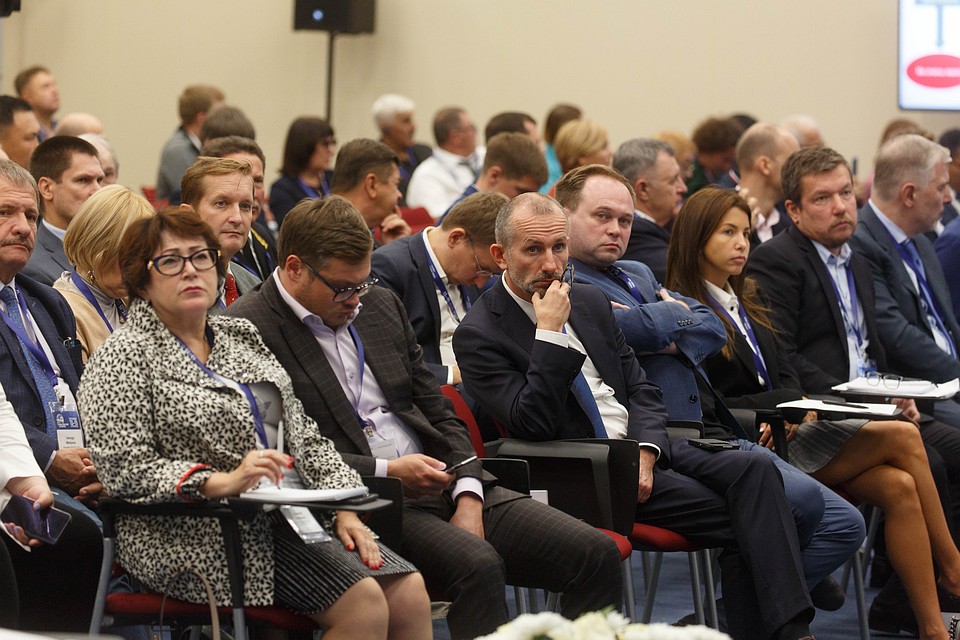 Послушать дискуссию о продвижении рыбы на столы россиян пришло более 100 человек.